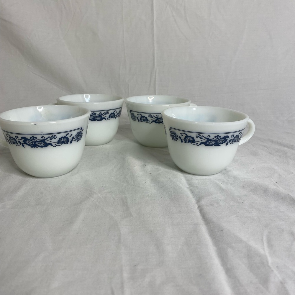 Vintage Pyrex Corning old town blue onion tea coffee cup mug
Milk glass
